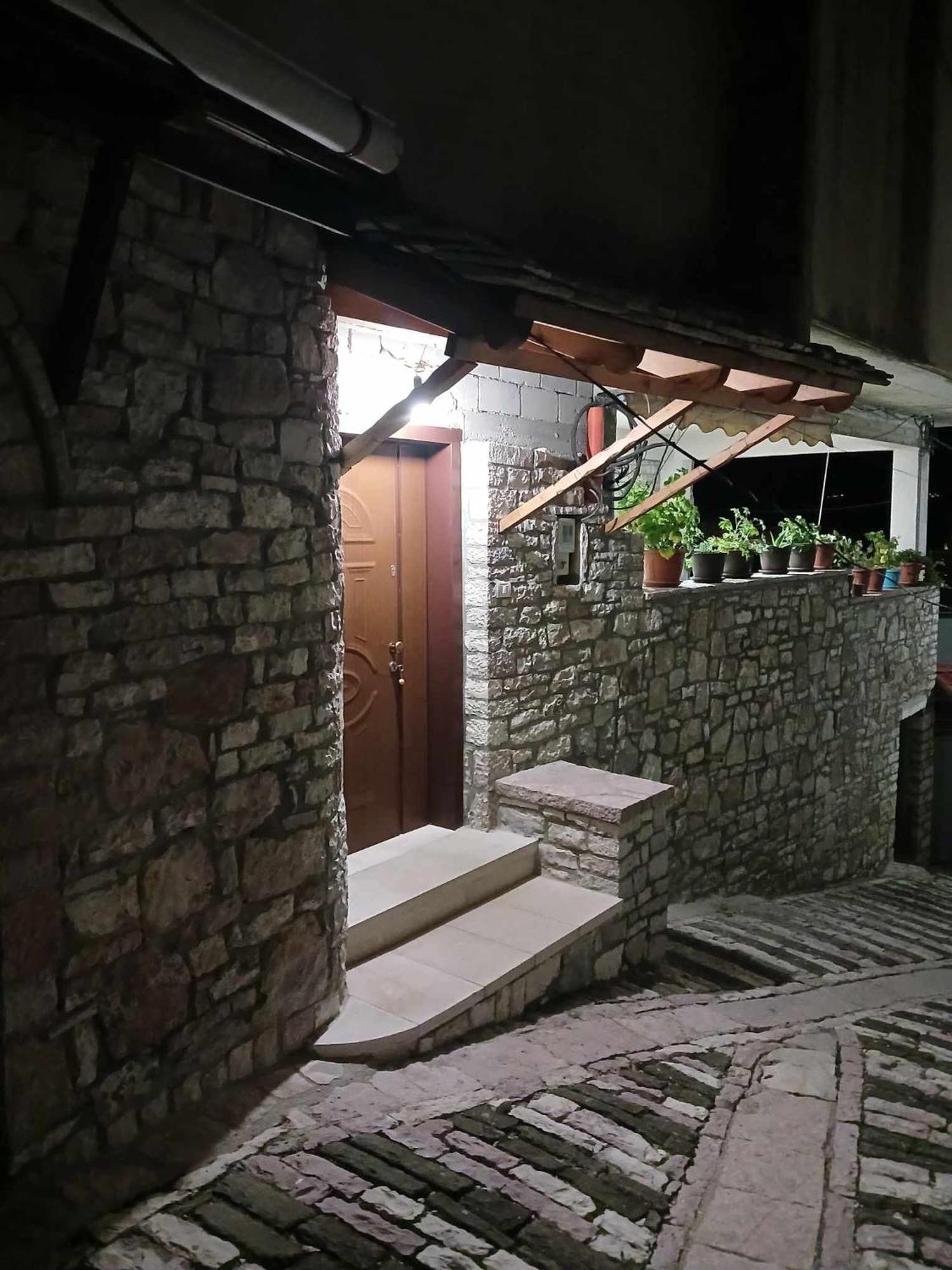 Eniguesthouse Гирокастра Экстерьер фото