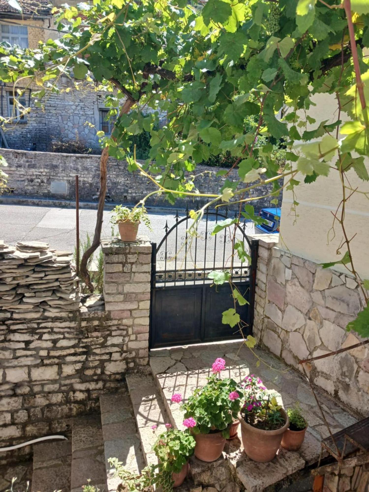 Eniguesthouse Гирокастра Экстерьер фото